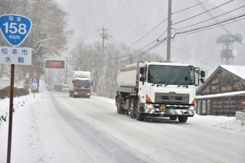 雪の街道